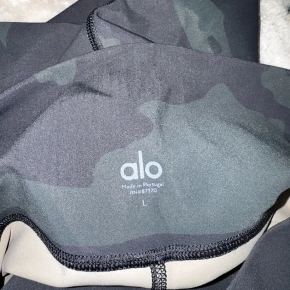 ALO Yoga High-Waist Camo Leggings in Dark Green Like Brand New Size Large Vapor - Picture 5 of 6
